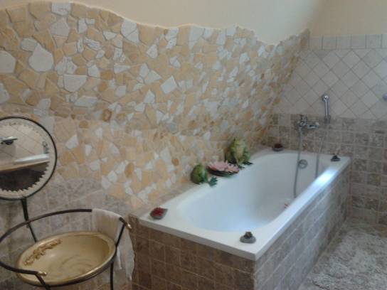 Coating Palladian light travertine and Persian yellow in a bathroom.